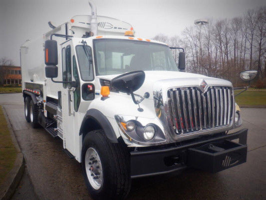2008 International 7400 Diesel 6x4 Garbage Truck in Heavy Trucks in City of Toronto - Image 2