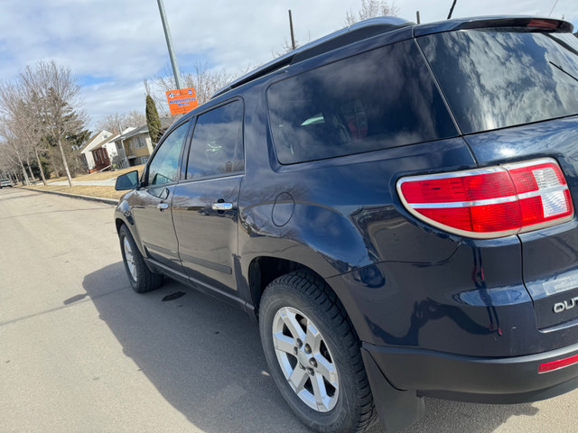 2007 Saturn Outlook XE 8 Passenger in Cars & Trucks in Edmonton - Image 2