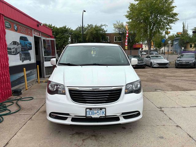 2015 Chrysler Town & Country S in Cars & Trucks in Edmonton - Image 3