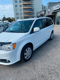 Don't miss the opportunity to own this gorgeous 2016 Dodge Grand Caravan. One owner, no accidents. F... (image 1)