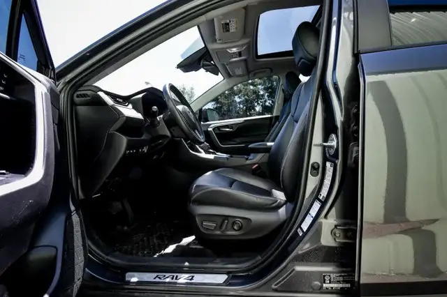 2022 Toyota RAV4 XLE • SUNROOF • HEATED SEATS • POWER LIFTGATE dans Autos et camions dans Cornwall - Image 25