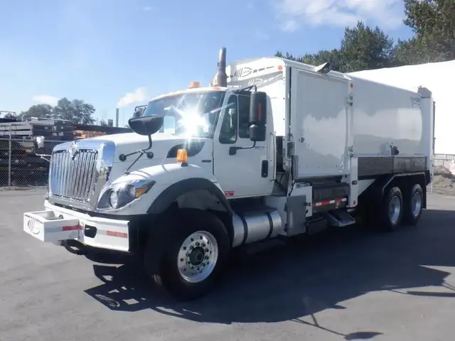 2008 international 7400 Garbage Truck Air Brakes Diesel in Heavy Trucks in Richmond - Image 2