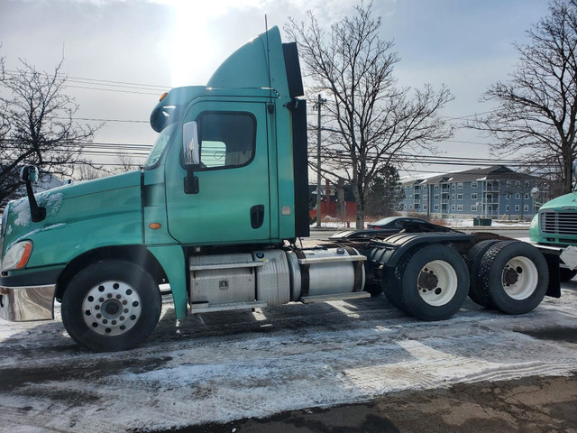 2015 FREIGHTLINER Cascadia DAY CAB / LOW KMS / 10 SPEED / DD13 / in Farming Equipment in Moncton - Image 2