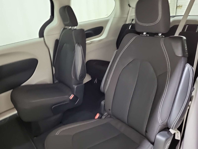 2024 Chrysler Grand Caravan SXT SXT/DUAL PWR DOORS/PWR GATE/S... in Cars & Trucks in Belleville - Image 3