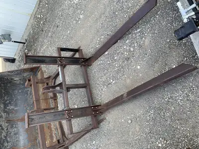 3 point mount bale carrier $400.00 Call Riley anytime 403-627-9817 Located in Pincher Creek Call Ril...