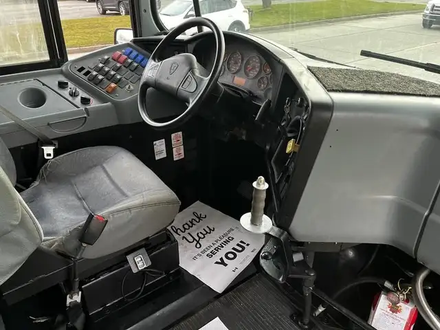 2013 international 4200 21 Passenger Bus Diesel Hydraulic Brakes in Heavy Trucks in Richmond - Image 14