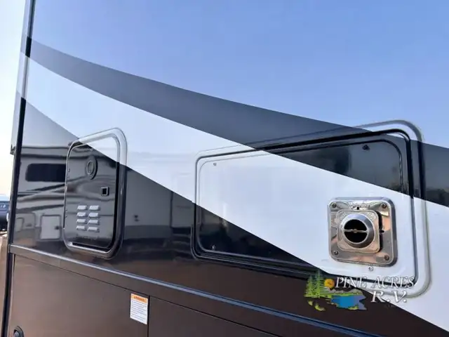 2020 Thor Motor Coach Challenger 37YT Washer & Dryer 12 k Miles in RVs & Motorhomes in Moncton - Image 59