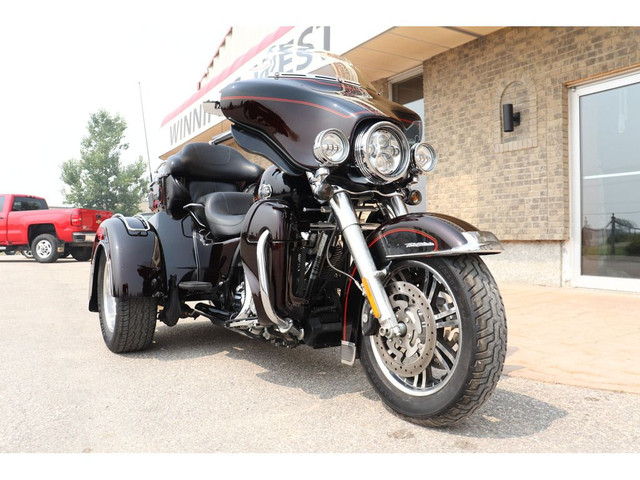 2011 Harley-Davidson FLHTCUTG TriGlide Ultra Classic ONLY 24,OOO in Street, Cruisers & Choppers in Winnipeg - Image 4