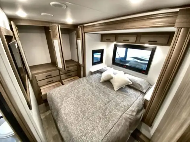 2025 EAST TO WEST Bravado 33DS in RVs & Motorhomes in Abbotsford - Image 20