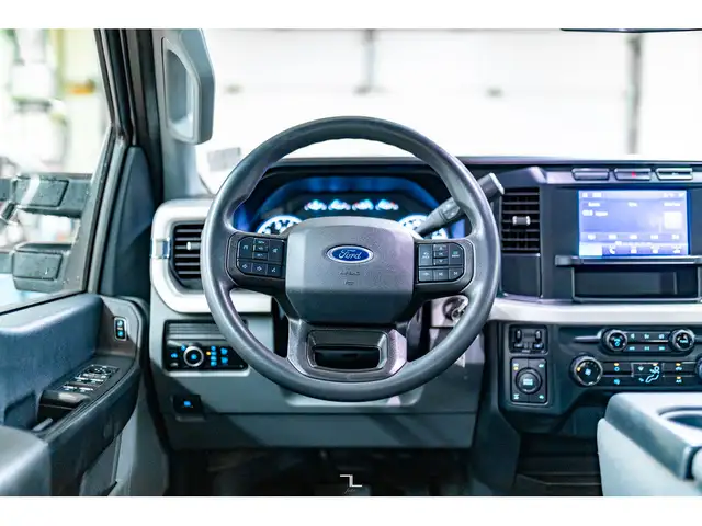 2023 Ford F-350 4x4 Crew Cab XL Deck BCam dans Autos et camions dans Grande Prairie - Image 14