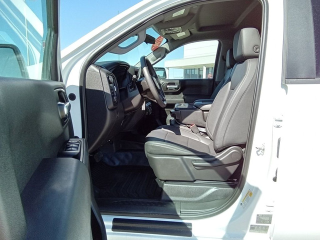  2021 Chevrolet Silverado 1500 Crew Cab 4x4 | 5.3L V8 | Autolamp in Cars & Trucks in Winnipeg - Image 3