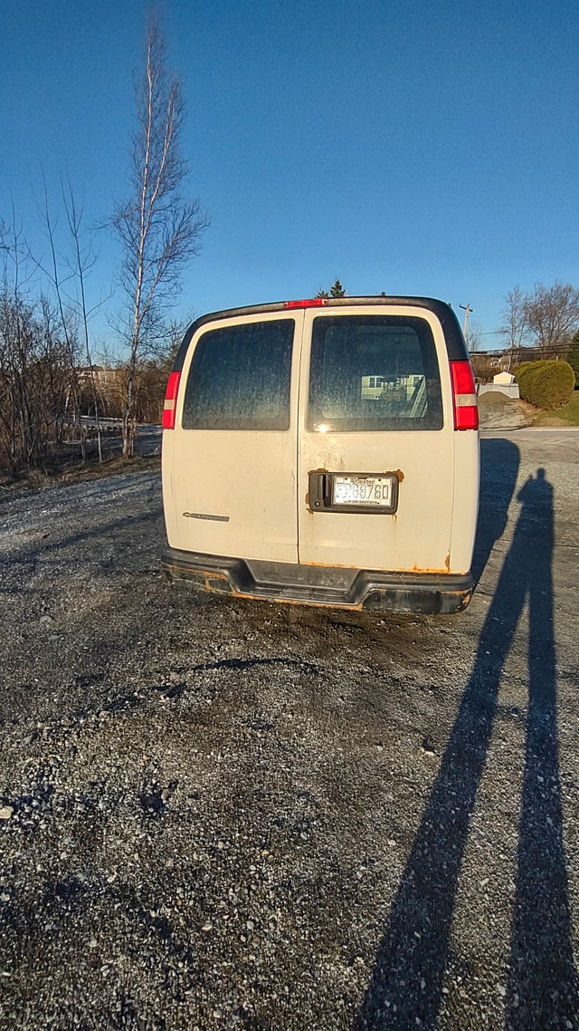 2008 Chevrolet Express in Cars & Trucks in Sherbrooke - Image 4