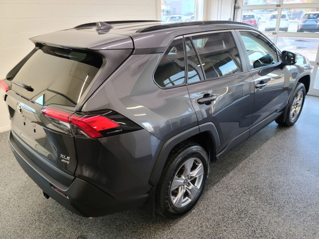 2022 Toyota RAV4 XLE AWD, TOIT, MAGS, in Cars & Trucks in Sherbrooke - Image 3