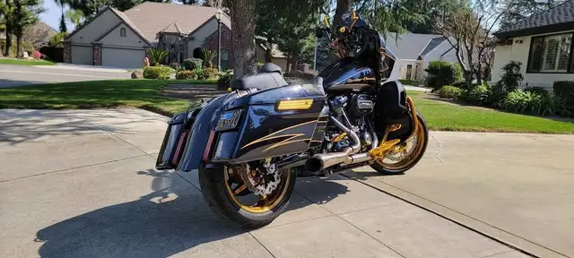2017 HARLEY-DAVIDSON FLHXSE CVO STREET GLIDE 1900CC-BLACK! in Street, Cruisers & Choppers in Dartmouth - Image 10