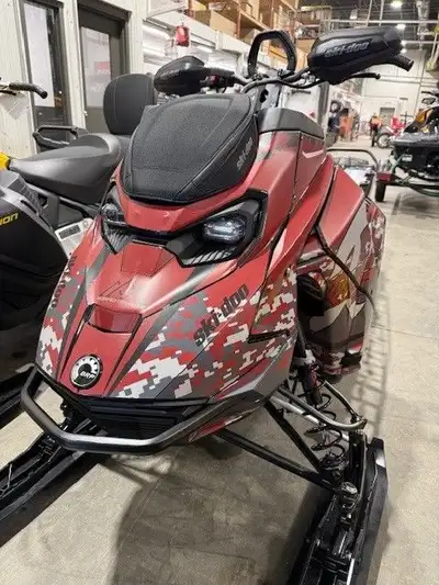 Financing Available! Demo Summit Adrenaline Edge 165 with 301km, unit still in break in. Call Rivers...