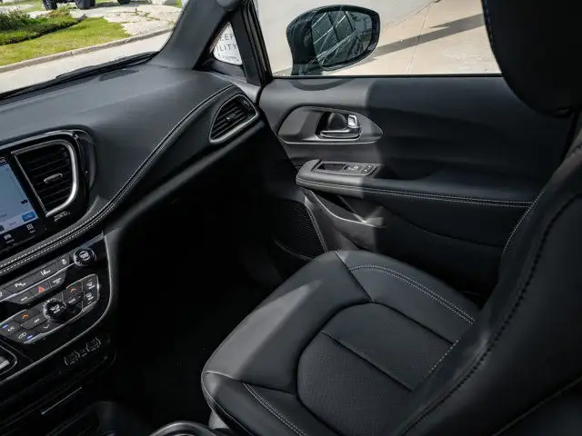 2025 Chrysler Pacifica Select in Cars & Trucks in Barrie - Image 24
