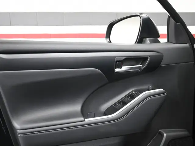 2025 Toyota Highlander XLE No Accident Leather Sunroof Heated Se in Cars & Trucks in Mississauga / Peel Region - Image 12