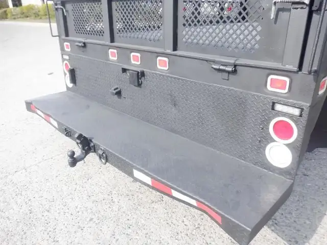 2015 isuzu NPR 12 Foot Flat Deck 3 Seater Diesel in Heavy Trucks in Richmond - Image 23