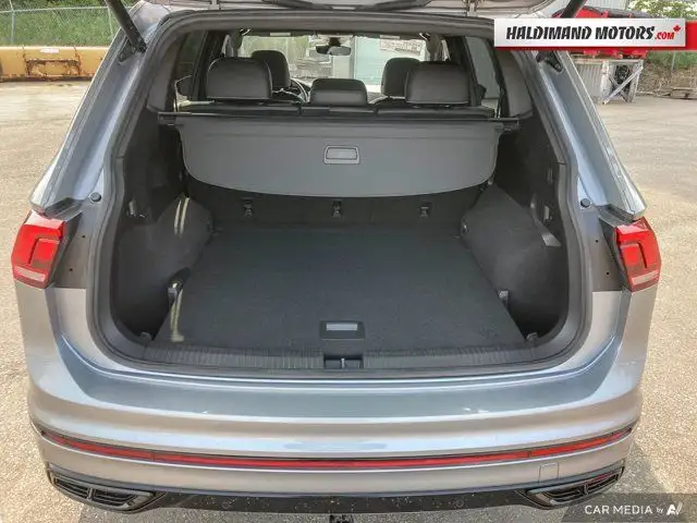 2022 Volkswagen Tiguan Comfortline R-Line Black Edition in Cars & Trucks in Hamilton - Image 16