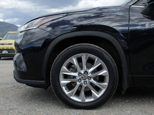 2021 Toyota Highlander in Cars & Trucks in Penticton - Image 2