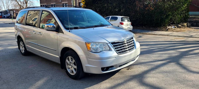 2010 Chrysler Town & Country Touring in Cars & Trucks in City of Montréal