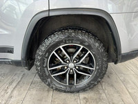 ENGINE: 5.7L HEMI VVT V8, BILLET METALLIC, TRAILHAWK LUXURY GROUP, COMMANDVIEW DUAL-PANE SUNROOF, BL... (image 8)