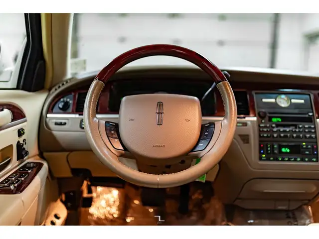 2005 Lincoln Town Car Leather Heated Seats in Cars & Trucks in Grande Prairie - Image 15