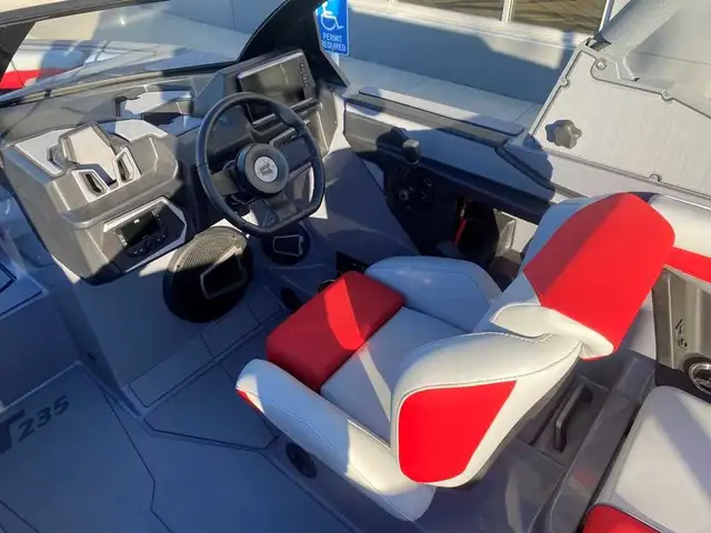 2024 Axis T235 in Powerboats & Motorboats in Saskatoon - Image 12