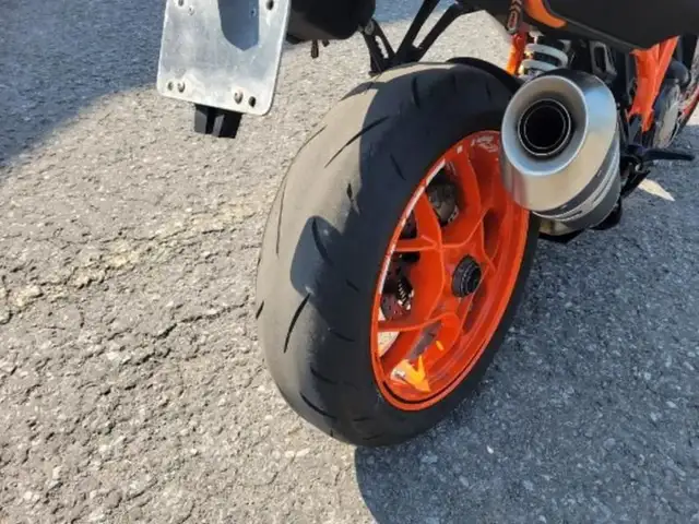 2017 KTM 1290 Super Duke R in Sport Touring in Ottawa - Image 6