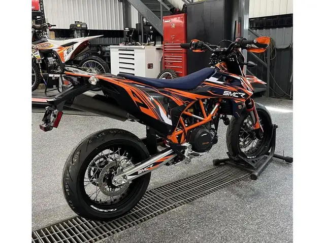 2024 KTM 690 SMC R in Sport Touring in Granby - Image 3
