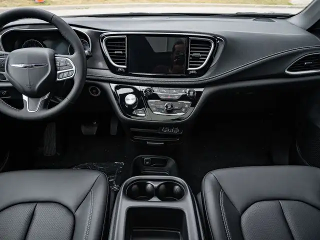 2025 Chrysler Pacifica Select in Cars & Trucks in Barrie - Image 25