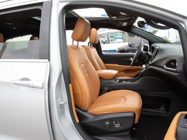 2023 Chrysler Pacifica Hybrid Pinnacle in Cars & Trucks in Calgary - Image 24