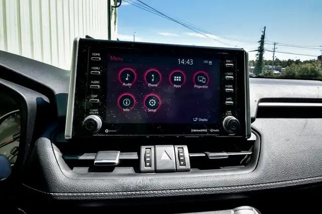 2022 Toyota RAV4 XLE • SUNROOF • HEATED SEATS • POWER LIFTGATE dans Autos et camions dans Cornwall - Image 21