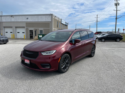 2022 Chrysler Pacifica Touring L ‘S’ Appearance  package. Leathe