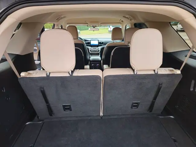 2020 Ford Explorer XLT 4WD in Cars & Trucks in Chatham-Kent - Image 38