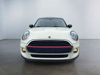 Decouvrez le plaisir de conduire a l’europeenne avec cette Mini Cooper Hardtop 2018 au design iconiq... (image 1)