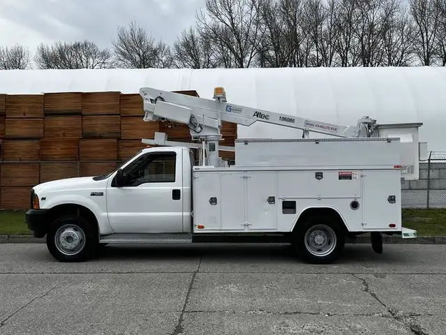 2001 ford F-450 SD Altec Service Truck Bucket Truck 2WD in Heavy Trucks in Richmond - Image 7