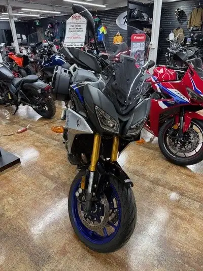 ***FINANCING AVAILABLE!!!*** 3076km, all accessories are included in price. Call in to Riverside Hon...