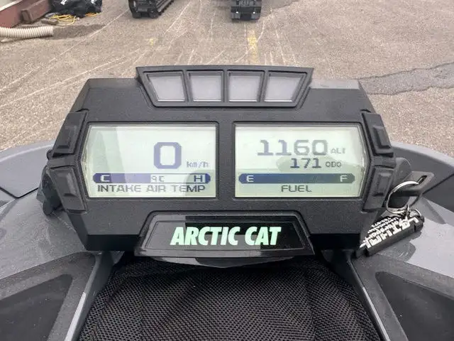 2022 Arctic Cat M 8000 Mountain Cat Alpha One 154/3.00" Electric in Snowmobiles in Strathcona County - Image 6