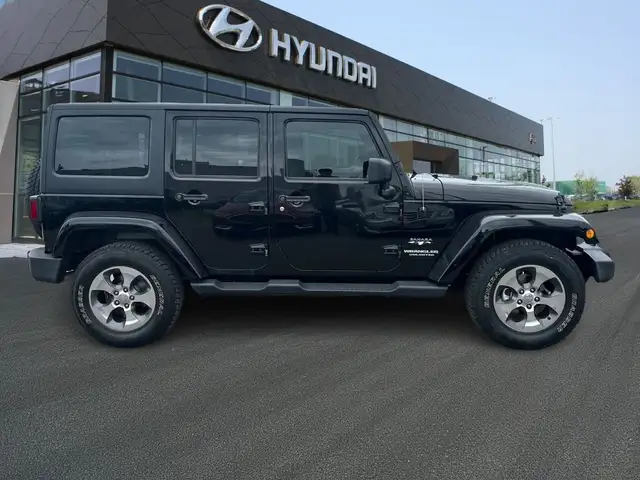 2017 Jeep Wrangler Unlimited Sahara in Cars & Trucks in Oshawa / Durham Region - Image 5