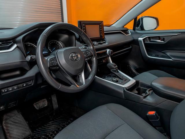 2019 Toyota RAV4 HYBRID XLE AWD *TOIT* SIÈGES / VOLANT CHAUF in Cars & Trucks in Laurentides - Image 2