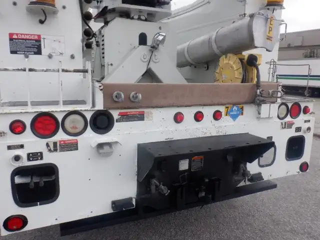 2009 international 7400 Workstar Bucket Truck With Air Brakes Di in Heavy Trucks in Richmond - Image 19