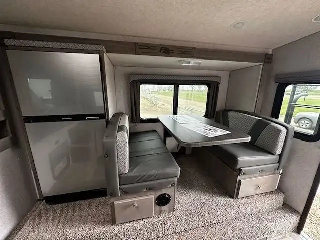 2026 ARCTIC FOX 811 in Travel Trailers & Campers in Edmonton - Image 5