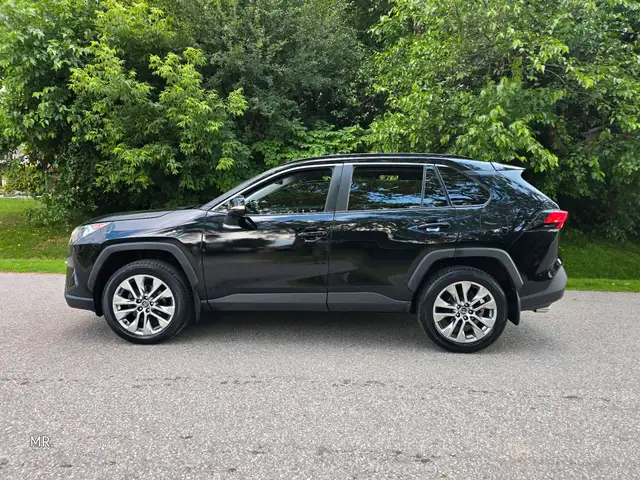 2019 Toyota RAV4 XLE Sunroof , Leather Heated Seats,Heated Steri in Cars & Trucks in City of Toronto - Image 2