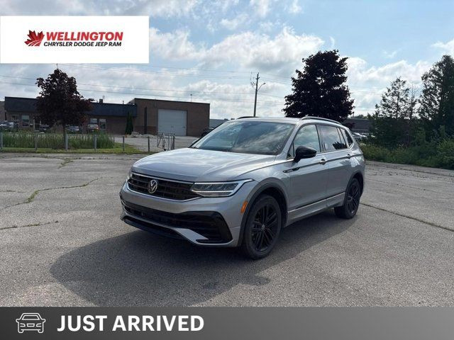 2022 Volkswagen Tiguan Comfortline R-Line Black Edition in Cars & Trucks in Guelph