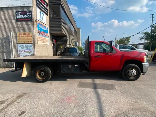 2011 Chevrolet SILVERADO 3500HD Regular Cab Dually Flat Bed in Cars & Trucks in City of Toronto - Image 9