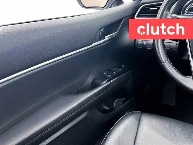 2020 Toyota Camry Hybrid SE w/ Apple CarPlay, Heated Front Seats dans Autos et camions dans Ottawa - Image 28