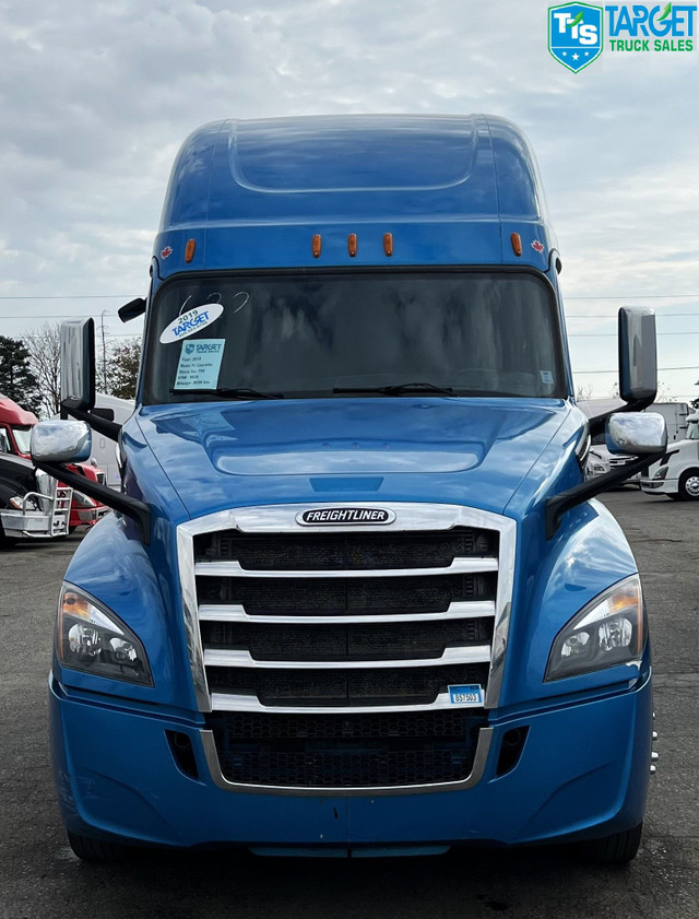 2019 FL Cascadia in Heavy Trucks in Mississauga / Peel Region - Image 2
