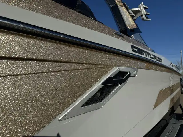 2021 Centurion Ri245 in Powerboats & Motorboats in Kelowna - Image 5