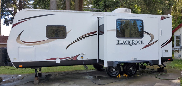 2015 BLACKROCK TRAVEL TRAILER (FINANCING AVAILABLE) in Travel Trailers & Campers in Strathcona County - Image 4